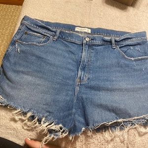 Abercrombie 4 inch mom short high rise medium wash. SZ 34-18. Like new